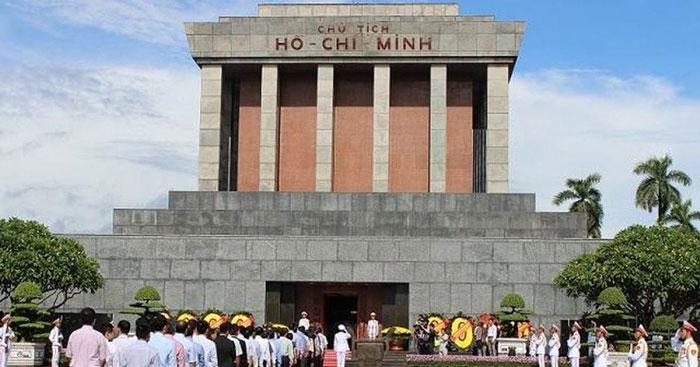 Phân tích hai khổ cuối bài thơ Viếng lăng Bác (Dàn ý + 4 mẫu)