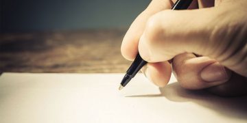 Em hiểu nhan đề văn bản Nước Việt Nam ta nhỏ hay không nhỏ? như thế nào