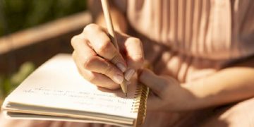 Viết đoạn văn cảm nhận về nhân vật Phi Châu (2 mẫu)